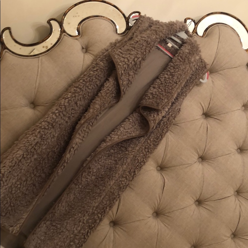 Onetheland Sherpa faux-fur vest